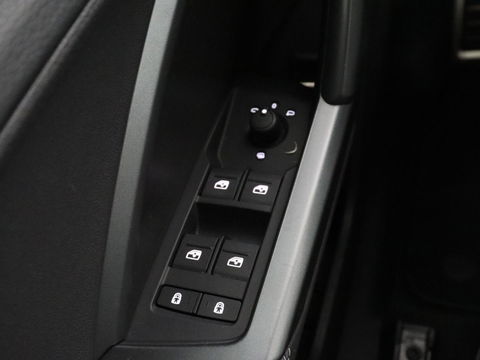 Audi Q3 45 TFSI e S edition | Stoelverwarming | Adaptive cruise | Carplay | 19'' | Virtual Cockpit | Sportstoelen | Half leder | Full LED | Parkeerhulp | PHEV | Plug In