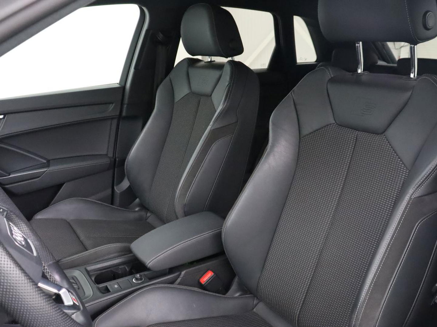 Audi Q3 45 TFSI e S edition | Stoelverwarming | Adaptive cruise | Carplay | 19'' | Virtual Cockpit | Sportstoelen | Half leder | Full LED | Parkeerhulp | PHEV | Plug In