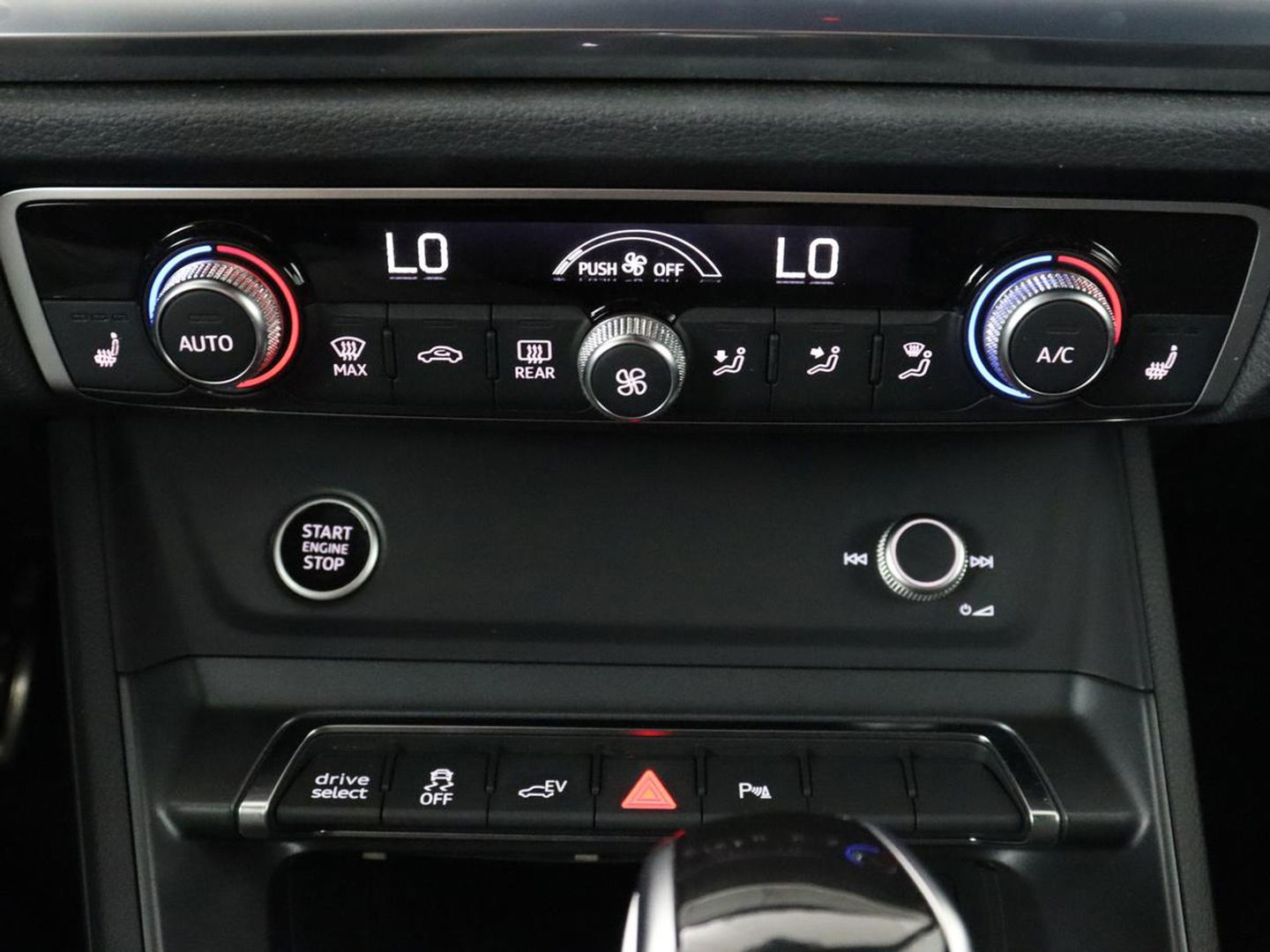 Audi Q3 45 TFSI e S edition | Stoelverwarming | Adaptive cruise | Carplay | 19'' | Virtual Cockpit | Sportstoelen | Half leder | Full LED | Parkeerhulp | PHEV | Plug In