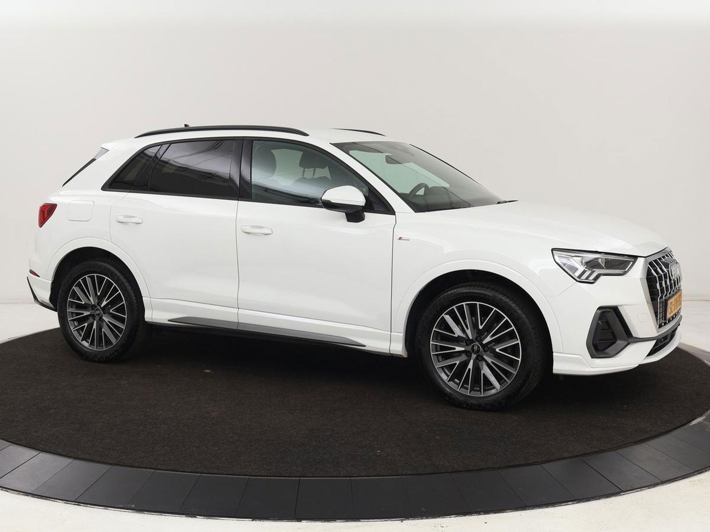 Audi Q3 45 TFSI e S edition | Stoelverwarming | Adaptive cruise | Carplay | 19'' | Virtual Cockpit | Sportstoelen | Half leder | Full LED | Parkeerhulp | PHEV | Plug In