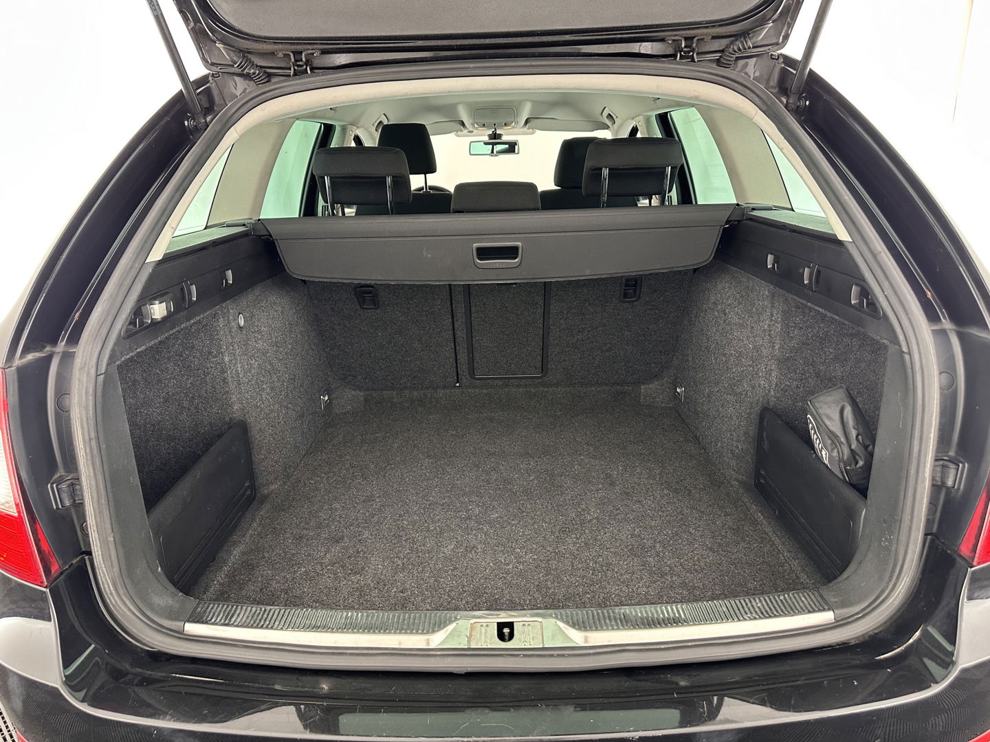 Škoda Superb Combi 1.8 TSI Comfort Business Line *NAVI-FULLMAP | COMFORT-SEATS | ECC | AMUNDSEN-AUDIO | PDC | CRUISE | PRIVACY-GLASS | 16''ALU*