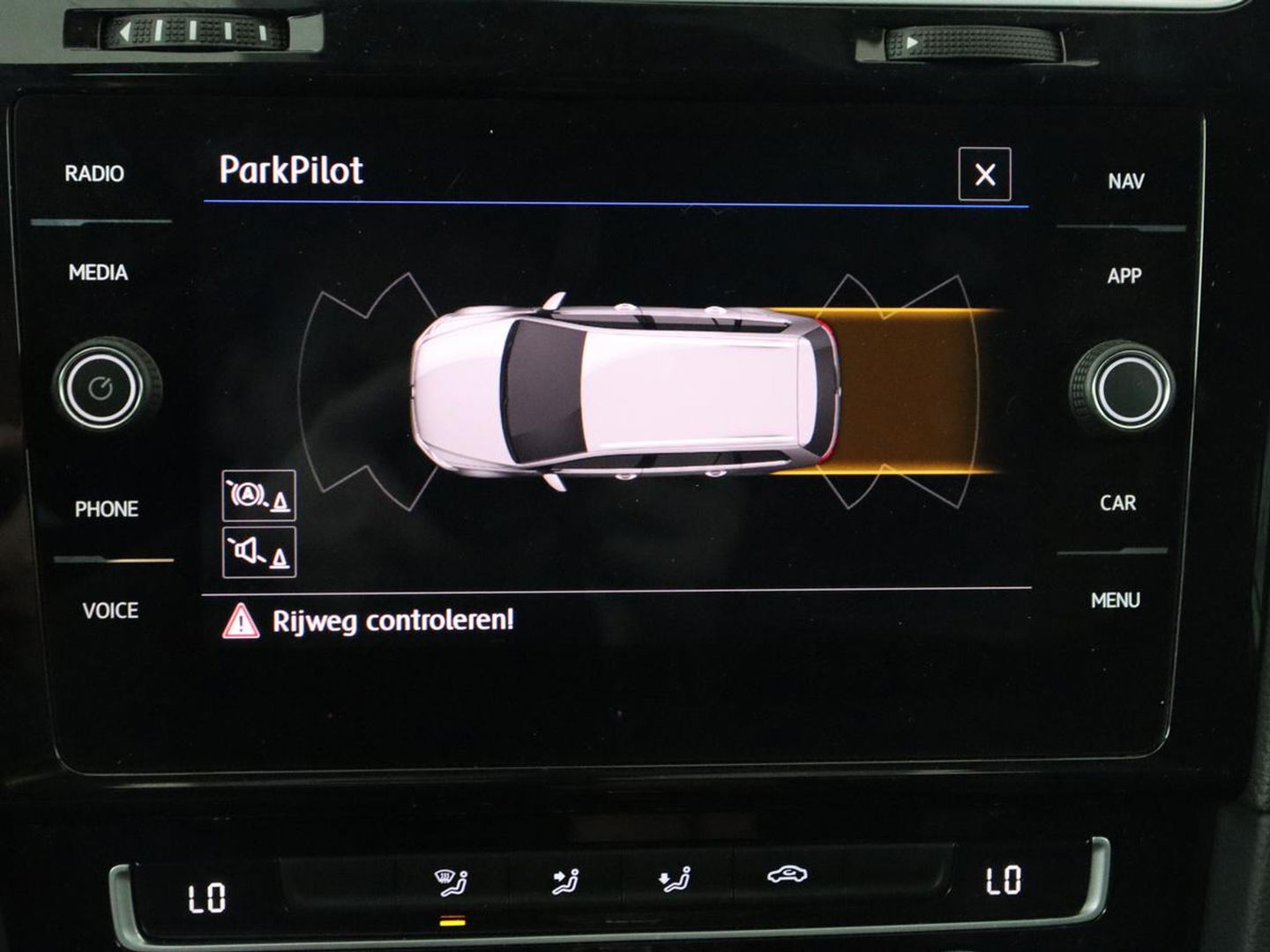 Volkswagen Golf 2.0 TDI R Line | Full LED | Adaptive cruise | Carplay | Sportstoelen | Virtual Cockpit | Verwarmde voorruit | Navigatie | Parkeerhulp