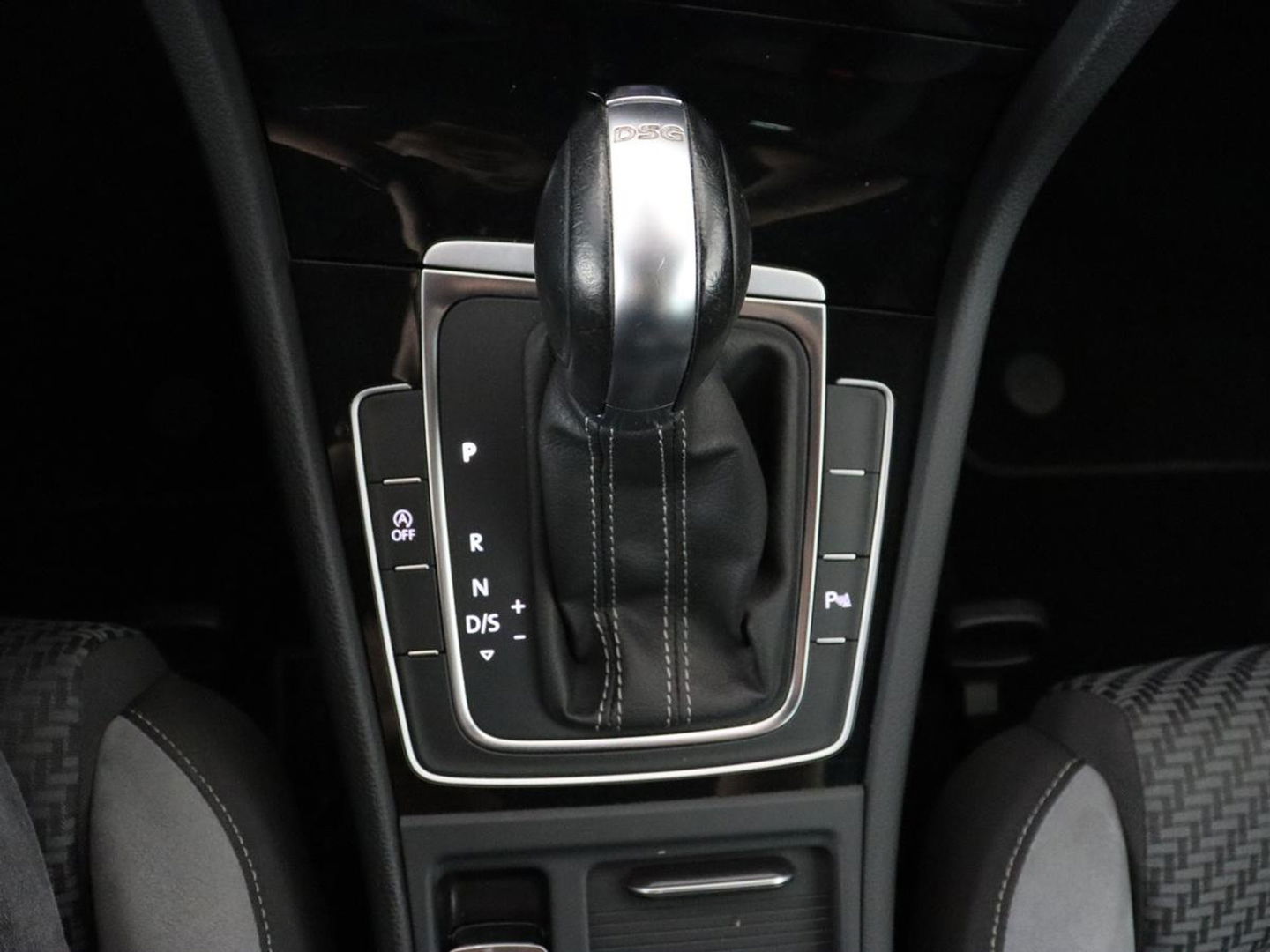Volkswagen Golf 2.0 TDI R Line | Full LED | Adaptive cruise | Carplay | Sportstoelen | Virtual Cockpit | Verwarmde voorruit | Navigatie | Parkeerhulp