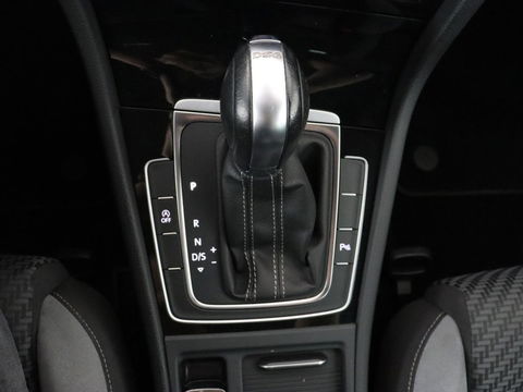 Volkswagen Golf 2.0 TDI R Line | Full LED | Adaptive cruise | Carplay | Sportstoelen | Virtual Cockpit | Verwarmde voorruit | Navigatie | Parkeerhulp