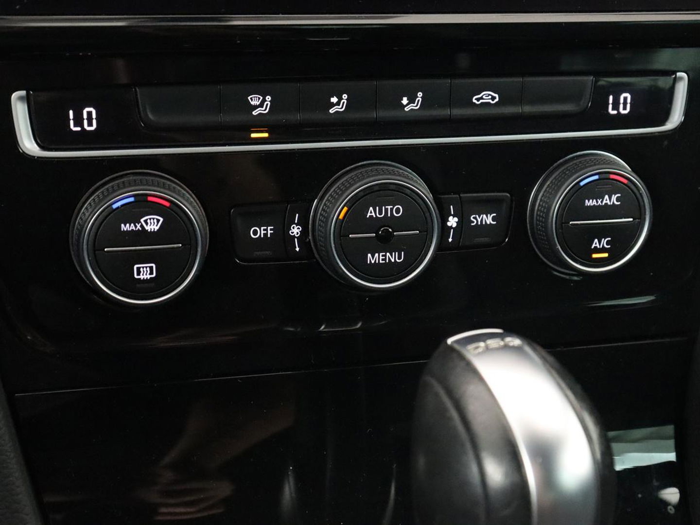 Volkswagen Golf 2.0 TDI R Line | Full LED | Adaptive cruise | Carplay | Sportstoelen | Virtual Cockpit | Verwarmde voorruit | Navigatie | Parkeerhulp