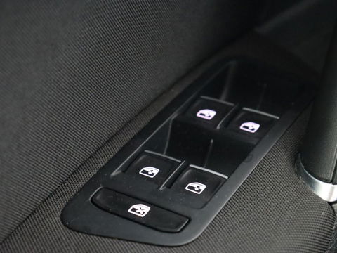 Volkswagen Golf 2.0 TDI R Line | Full LED | Adaptive cruise | Carplay | Sportstoelen | Virtual Cockpit | Verwarmde voorruit | Navigatie | Parkeerhulp