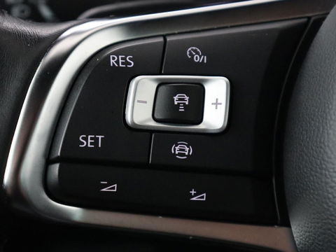 Volkswagen Golf 2.0 TDI R Line | Full LED | Adaptive cruise | Carplay | Sportstoelen | Virtual Cockpit | Verwarmde voorruit | Navigatie | Parkeerhulp