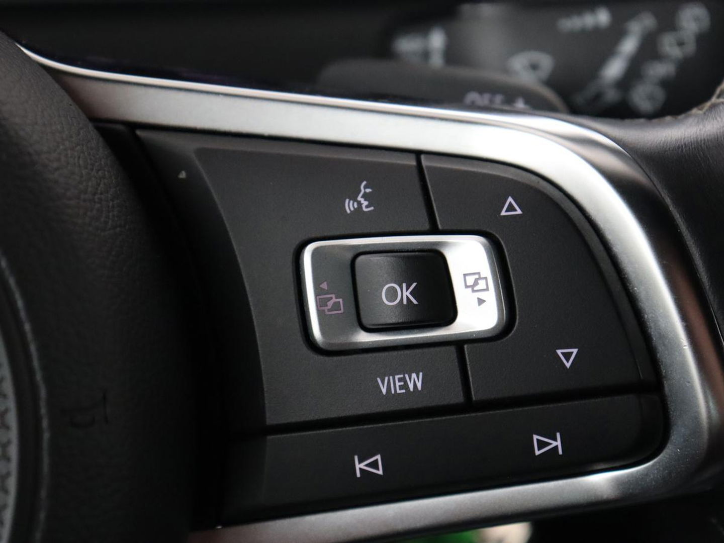 Volkswagen Golf 2.0 TDI R Line | Full LED | Adaptive cruise | Carplay | Sportstoelen | Virtual Cockpit | Verwarmde voorruit | Navigatie | Parkeerhulp