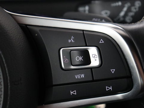Volkswagen Golf 2.0 TDI R Line | Full LED | Adaptive cruise | Carplay | Sportstoelen | Virtual Cockpit | Verwarmde voorruit | Navigatie | Parkeerhulp