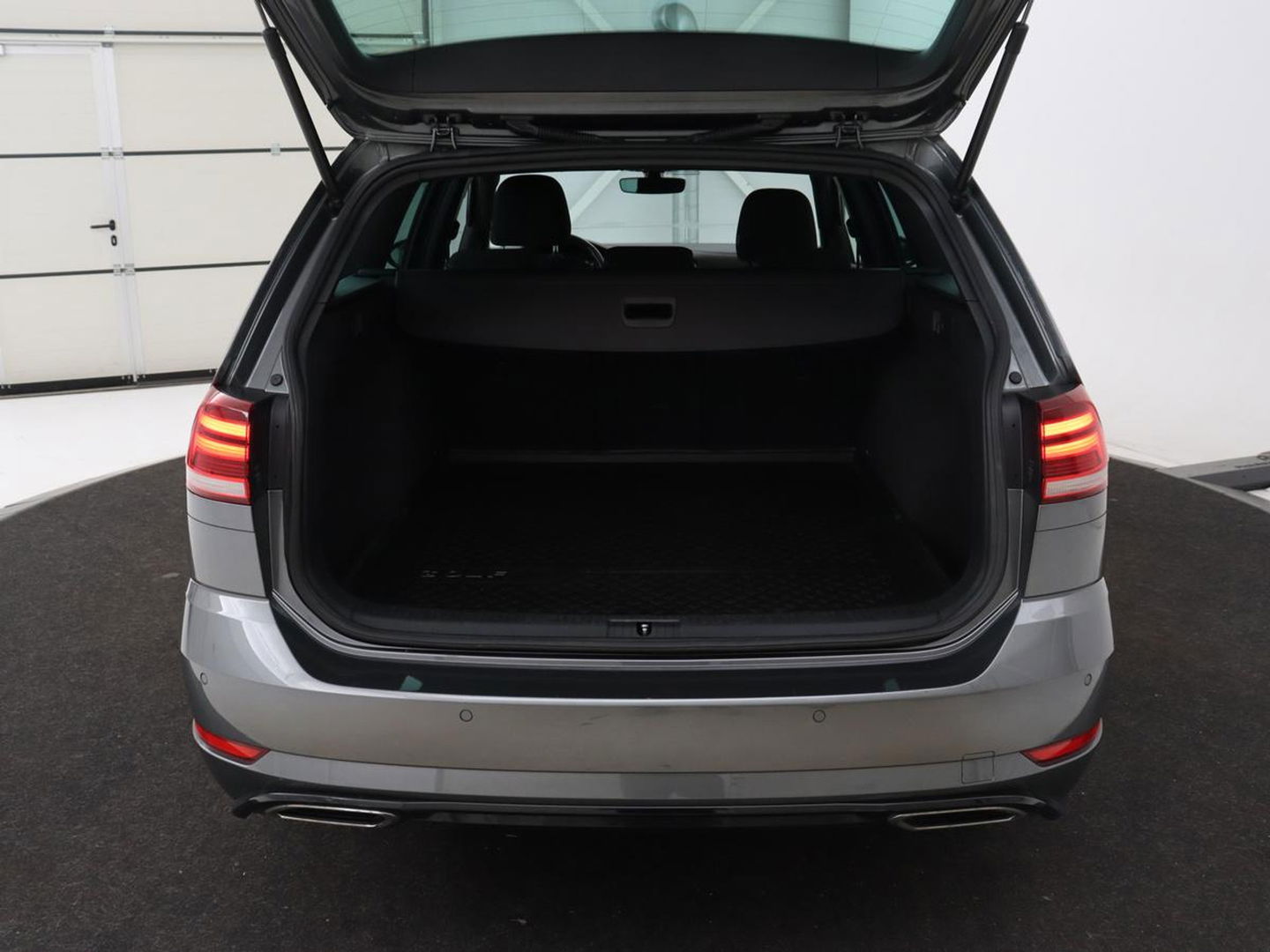 Volkswagen Golf 2.0 TDI R Line | Full LED | Adaptive cruise | Carplay | Sportstoelen | Virtual Cockpit | Verwarmde voorruit | Navigatie | Parkeerhulp