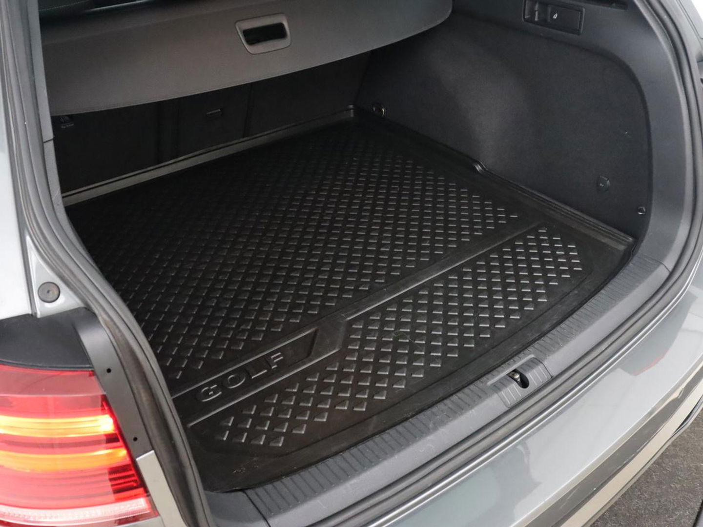 Volkswagen Golf 2.0 TDI R Line | Full LED | Adaptive cruise | Carplay | Sportstoelen | Virtual Cockpit | Verwarmde voorruit | Navigatie | Parkeerhulp