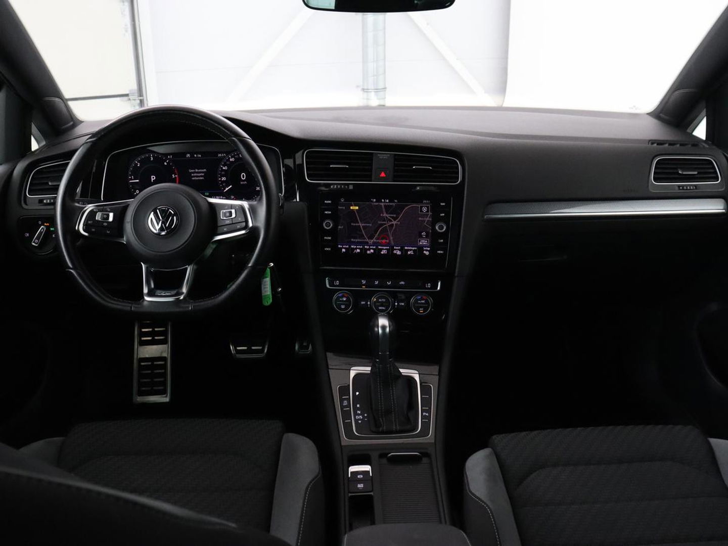 Volkswagen Golf 2.0 TDI R Line | Full LED | Adaptive cruise | Carplay | Sportstoelen | Virtual Cockpit | Verwarmde voorruit | Navigatie | Parkeerhulp