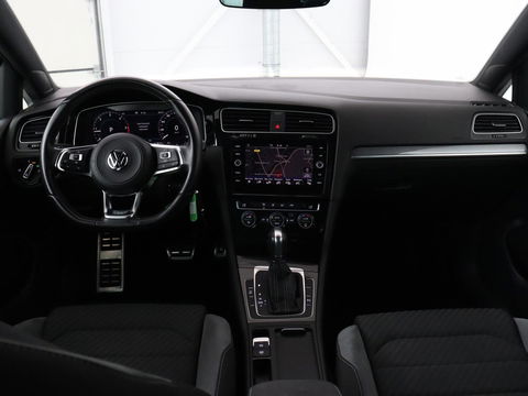 Volkswagen Golf 2.0 TDI R Line | Full LED | Adaptive cruise | Carplay | Sportstoelen | Virtual Cockpit | Verwarmde voorruit | Navigatie | Parkeerhulp