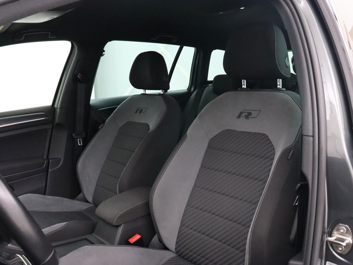 Volkswagen Golf 2.0 TDI R Line | Full LED | Adaptive cruise | Carplay | Sportstoelen | Virtual Cockpit | Verwarmde voorruit | Navigatie | Parkeerhulp