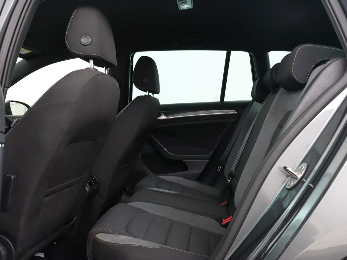 Volkswagen Golf 2.0 TDI R Line | Full LED | Adaptive cruise | Carplay | Sportstoelen | Virtual Cockpit | Verwarmde voorruit | Navigatie | Parkeerhulp