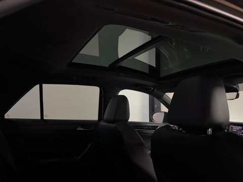Volkswagen T-Roc 1.5 TSI R-Line MEMORY PANO KEYLESS VOL'