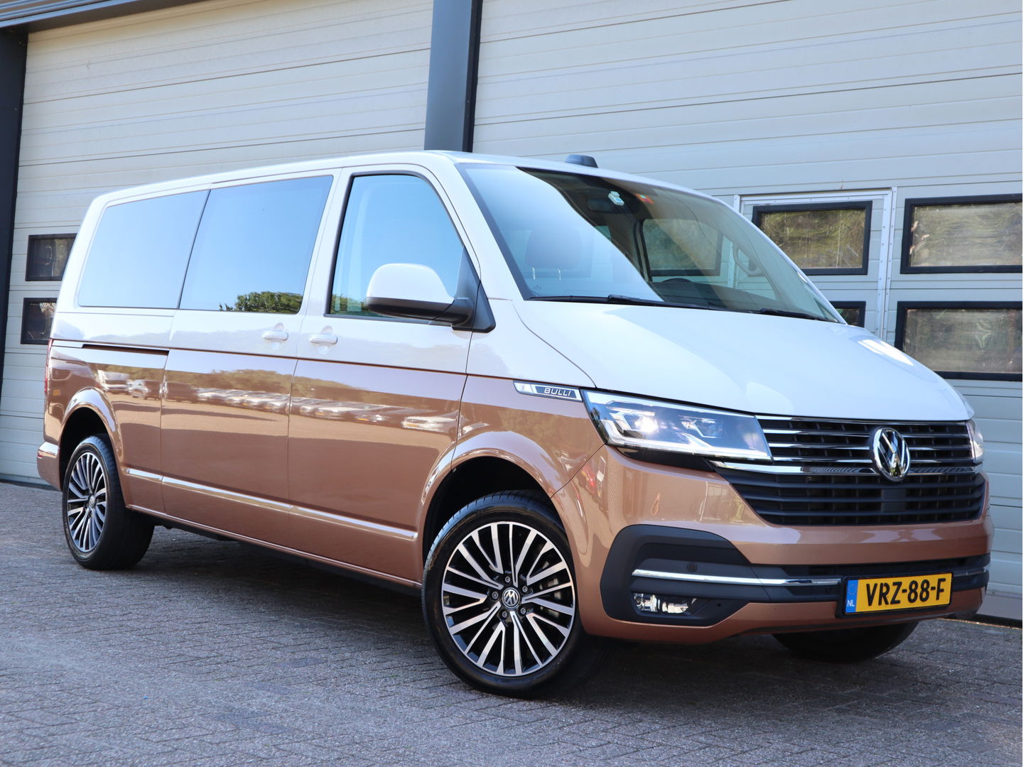Volkswagen Transporter 2.0 TDI 150pk Bulli - DC Leder - NL-Auto 1ste Eigenaar - Two Tone
