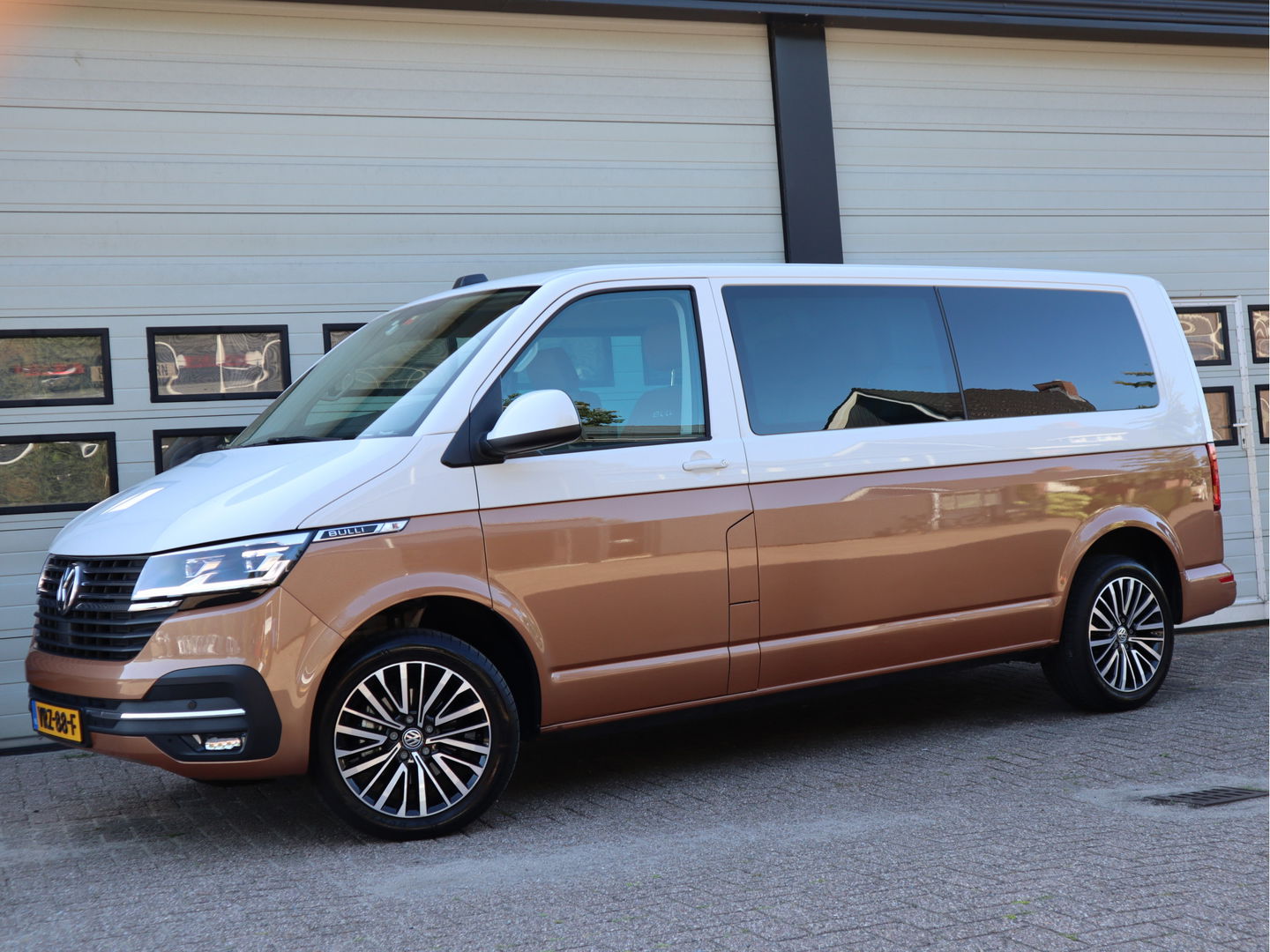 Volkswagen Transporter 2.0 TDI 150pk Bulli - DC Leder - NL-Auto 1ste Eigenaar - Two Tone