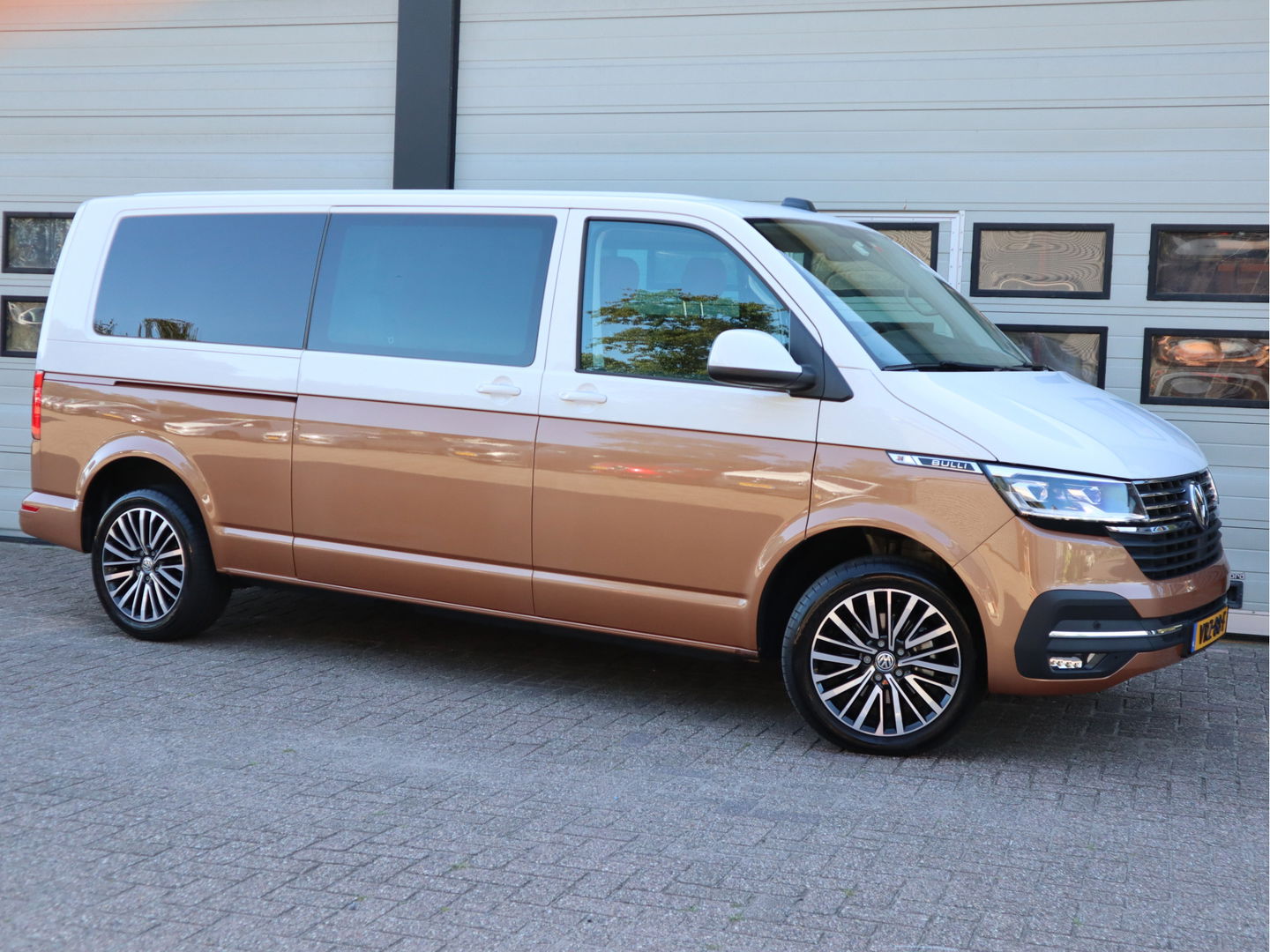 Volkswagen Transporter 2.0 TDI 150pk Bulli - DC Leder - NL-Auto 1ste Eigenaar - Two Tone