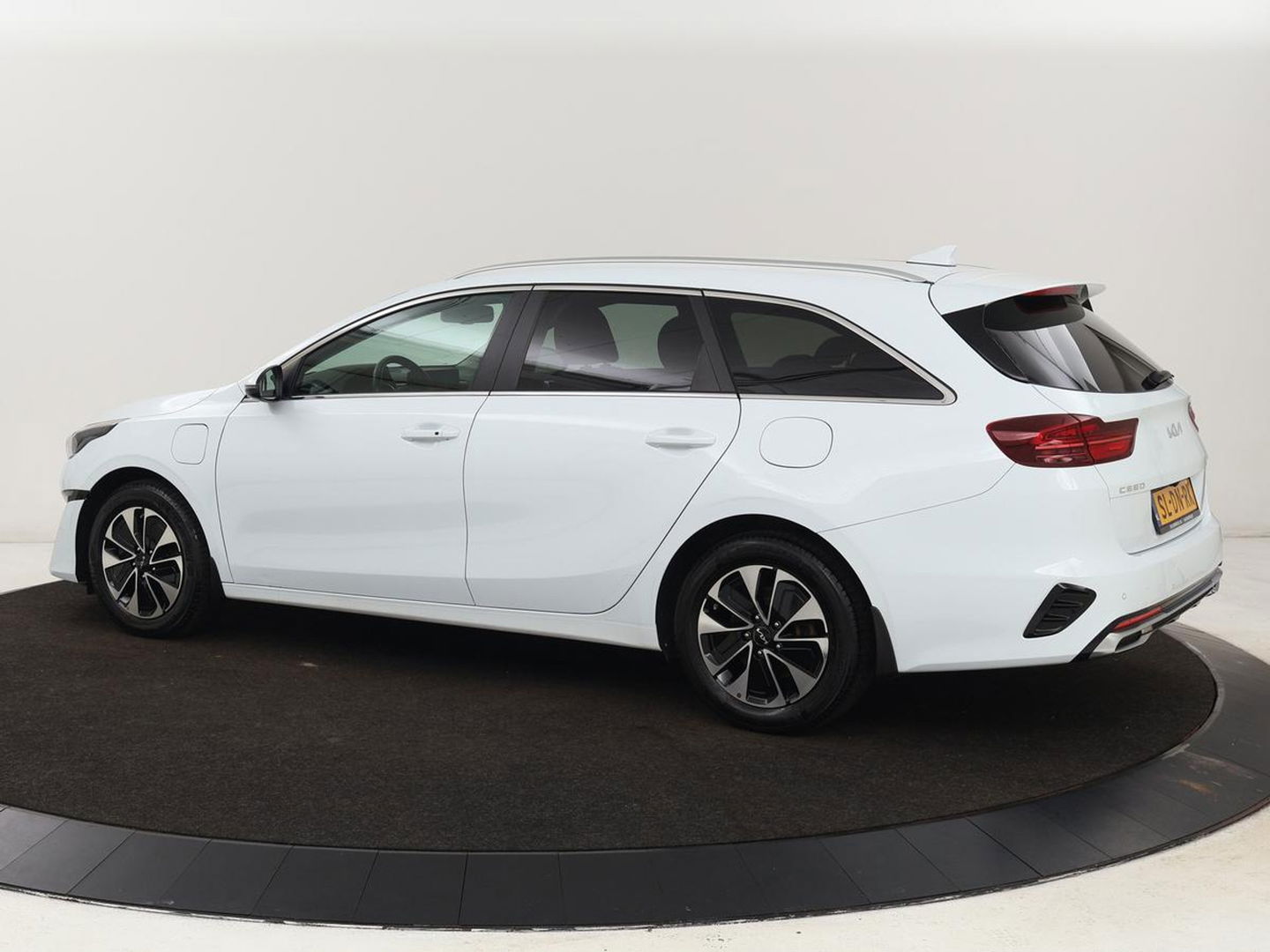 Kia Ceed 1.6 GDI PHEV DynamicPlusLine | Stoel & stuurverwarming | Adaptive cruise | Camera | Carplay | Keyless | Full LED | Climate control | Plug In