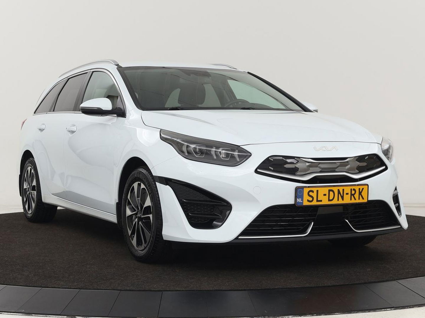 Kia Ceed 1.6 GDI PHEV DynamicPlusLine | Stoel & stuurverwarming | Adaptive cruise | Camera | Carplay | Keyless | Full LED | Climate control | Plug In