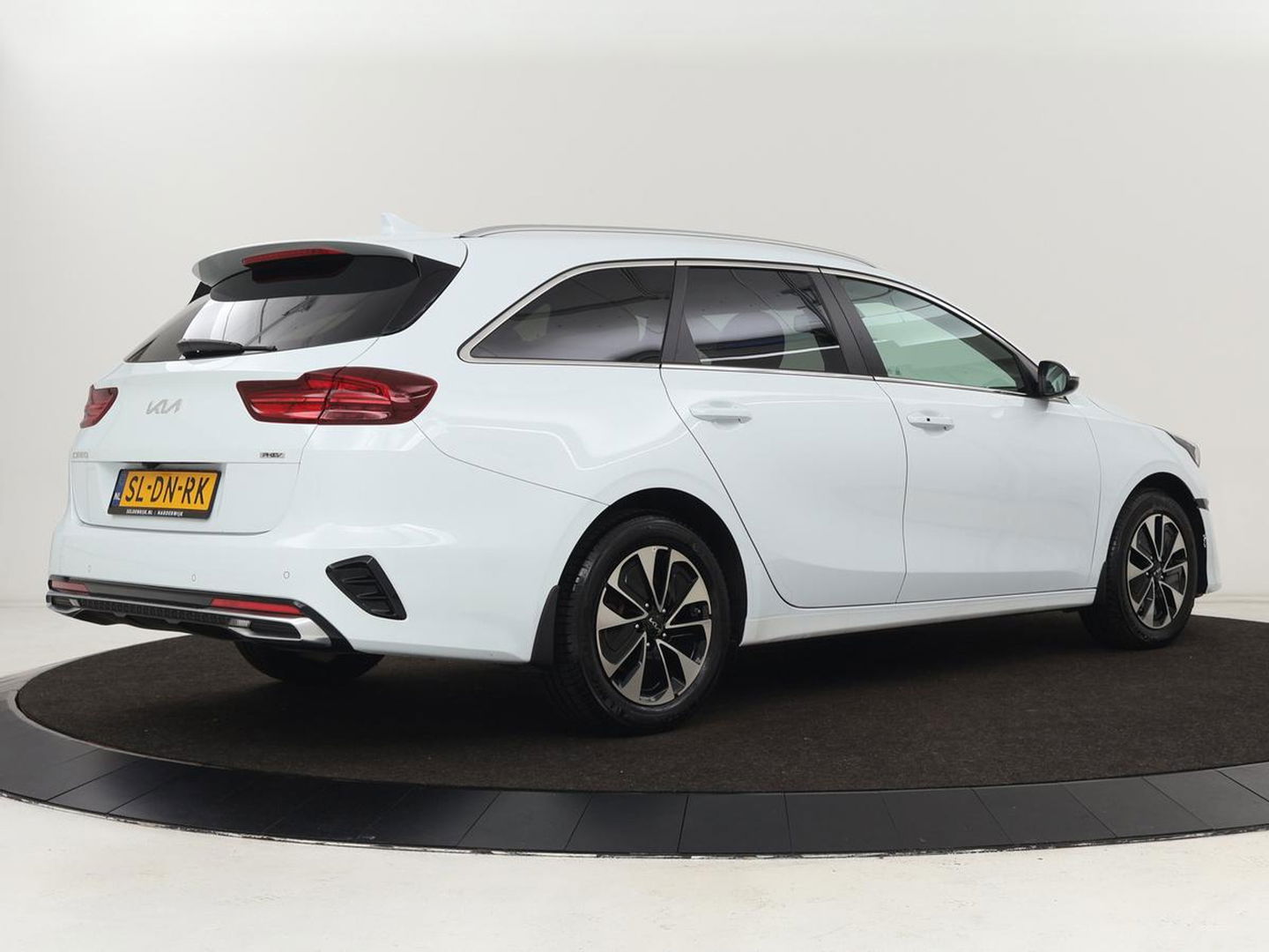 Kia Ceed 1.6 GDI PHEV DynamicPlusLine | Stoel & stuurverwarming | Adaptive cruise | Camera | Carplay | Keyless | Full LED | Climate control | Plug In