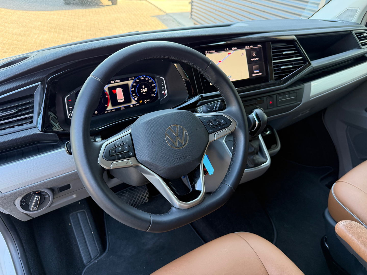 Volkswagen Transporter 2.0 TDI 150pk Bulli - DC Leder - NL-Auto 1ste Eigenaar - Two Tone