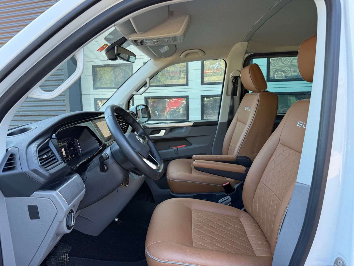 Volkswagen Transporter 2.0 TDI 150pk Bulli - DC Leder - NL-Auto 1ste Eigenaar - Two Tone