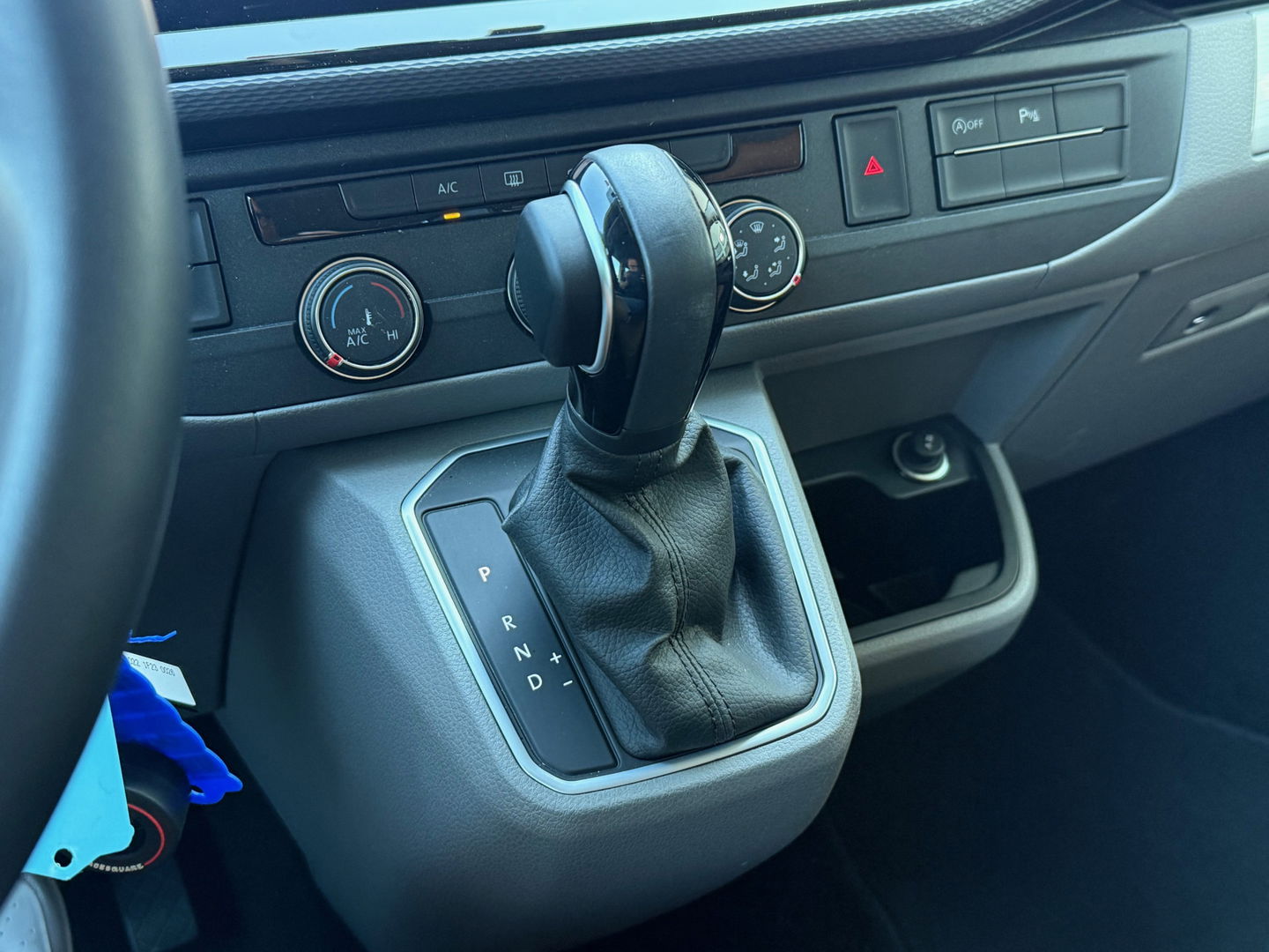 Volkswagen Transporter 2.0 TDI 150pk Bulli - DC Leder - NL-Auto 1ste Eigenaar - Two Tone