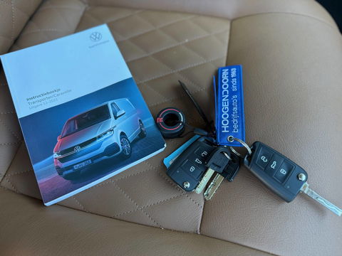 Volkswagen Transporter 2.0 TDI 150pk Bulli - DC Leder - NL-Auto 1ste Eigenaar - Two Tone