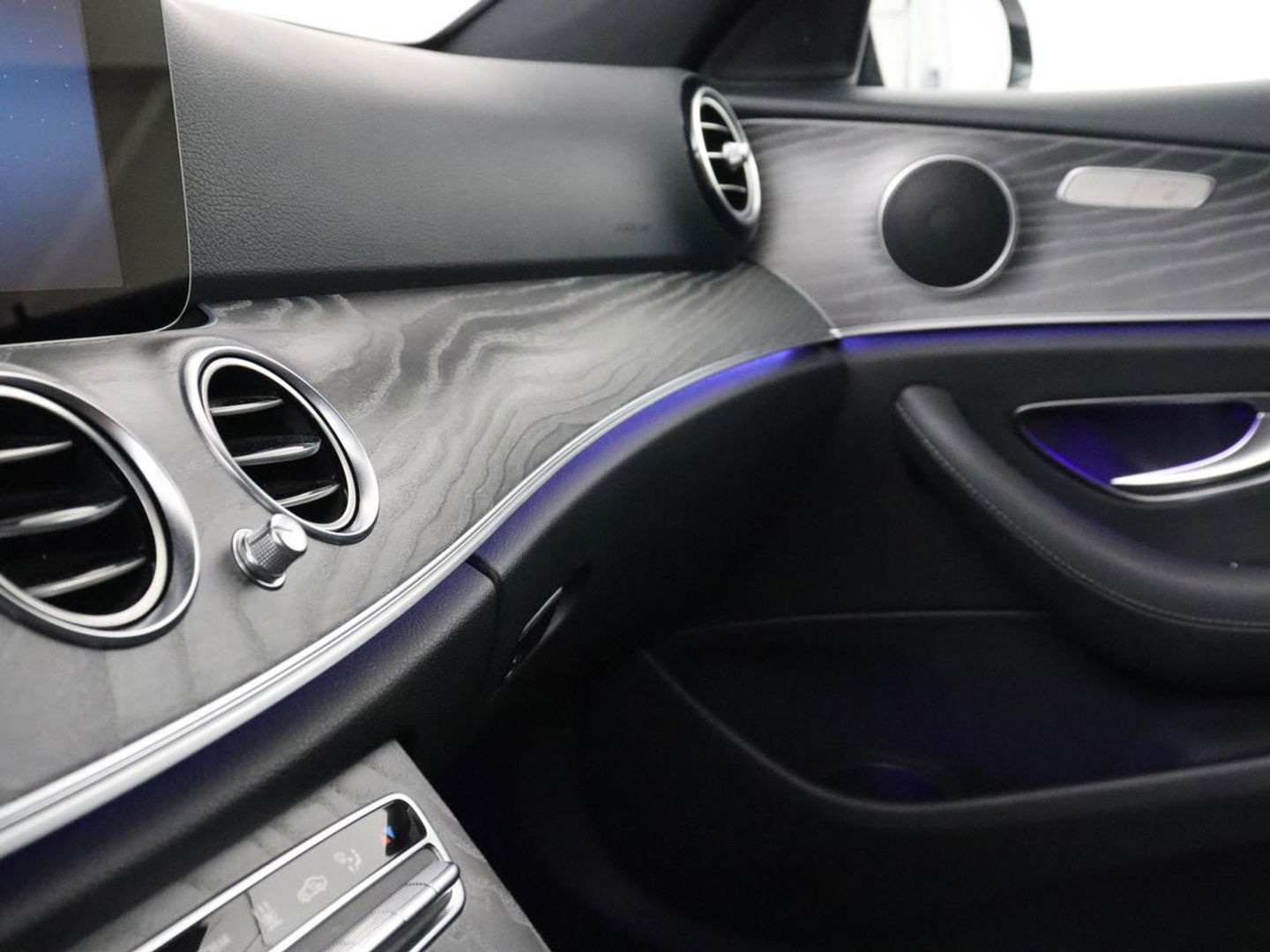 Mercedes-Benz E-Klasse 300e Avantgarde | Adaptive cruise | Stoelverwarming | 360 Camera | Carplay | Trekhaak | Sfeerverlichting | Half leder | Navigatie | Widescreen | Full LED | PHEV | Plug In