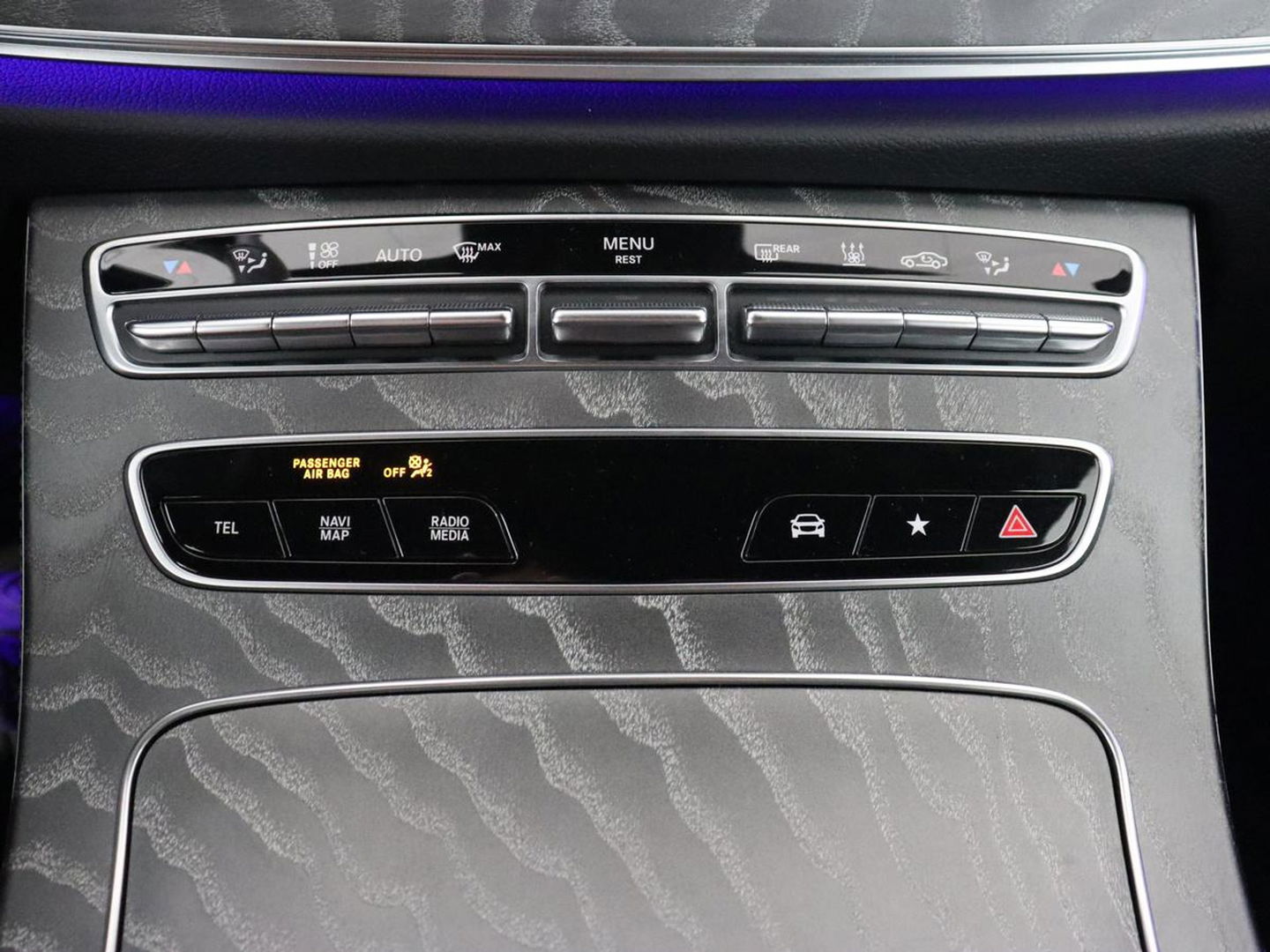 Mercedes-Benz E-Klasse 300e Avantgarde | Adaptive cruise | Stoelverwarming | 360 Camera | Carplay | Trekhaak | Sfeerverlichting | Half leder | Navigatie | Widescreen | Full LED | PHEV | Plug In