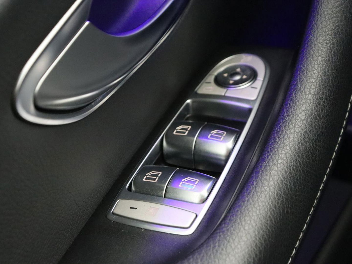 Mercedes-Benz E-Klasse 300e Avantgarde | Adaptive cruise | Stoelverwarming | 360 Camera | Carplay | Trekhaak | Sfeerverlichting | Half leder | Navigatie | Widescreen | Full LED | PHEV | Plug In