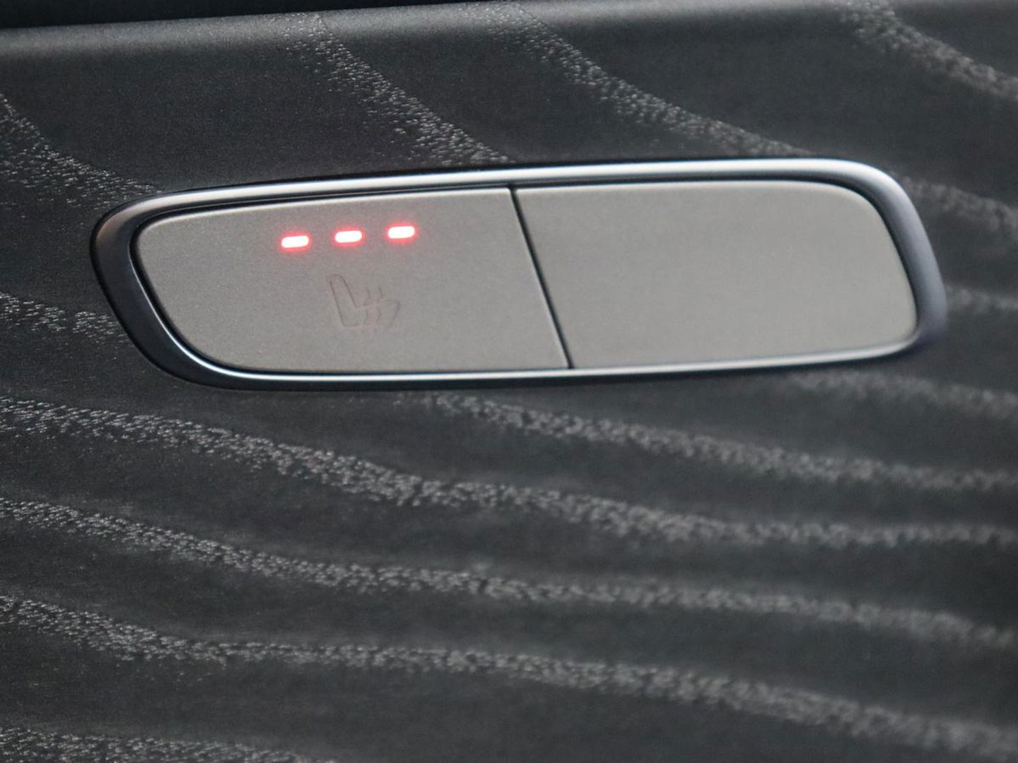 Mercedes-Benz E-Klasse 300e Avantgarde | Adaptive cruise | Stoelverwarming | 360 Camera | Carplay | Trekhaak | Sfeerverlichting | Half leder | Navigatie | Widescreen | Full LED | PHEV | Plug In