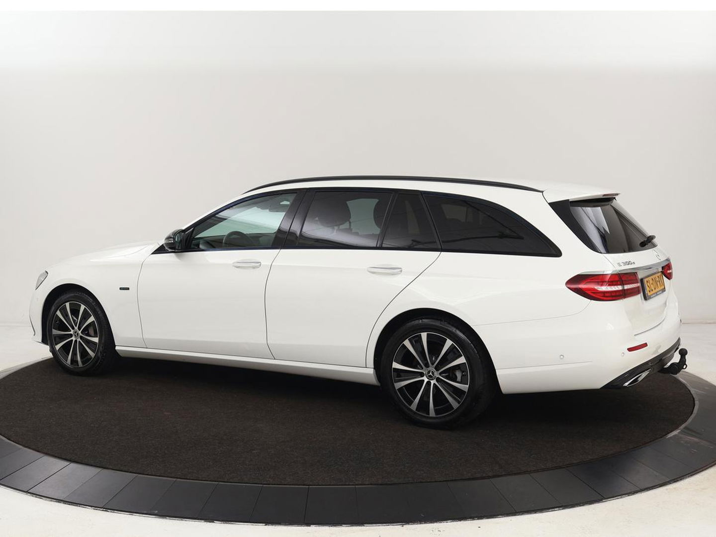 Mercedes-Benz E-Klasse 300e Avantgarde | Adaptive cruise | Stoelverwarming | 360 Camera | Carplay | Trekhaak | Sfeerverlichting | Half leder | Navigatie | Widescreen | Full LED | PHEV | Plug In