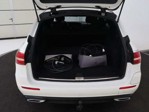 Mercedes-Benz E-Klasse 300e Avantgarde | Adaptive cruise | Stoelverwarming | 360 Camera | Carplay | Trekhaak | Sfeerverlichting | Half leder | Navigatie | Widescreen | Full LED | PHEV | Plug In