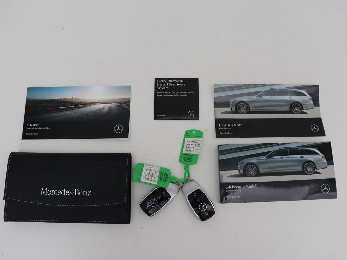 Mercedes-Benz E-Klasse 300e Avantgarde | Adaptive cruise | Stoelverwarming | 360 Camera | Carplay | Trekhaak | Sfeerverlichting | Half leder | Navigatie | Widescreen | Full LED | PHEV | Plug In
