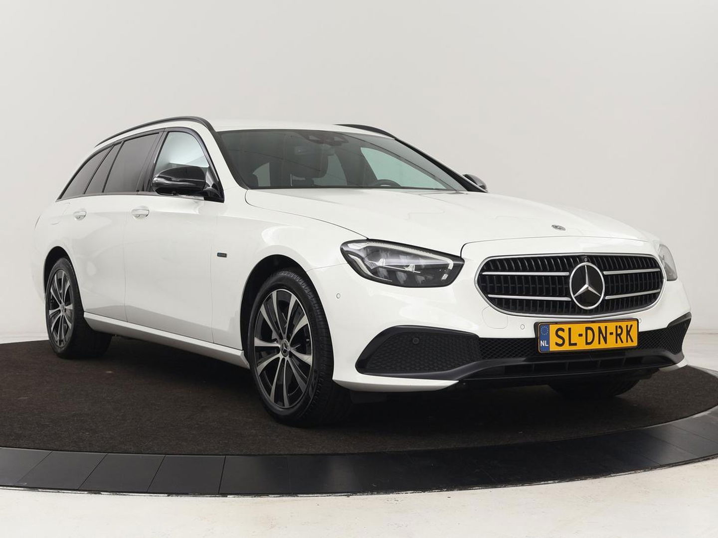 Mercedes-Benz E-Klasse 300e Avantgarde | Adaptive cruise | Stoelverwarming | 360 Camera | Carplay | Trekhaak | Sfeerverlichting | Half leder | Navigatie | Widescreen | Full LED | PHEV | Plug In