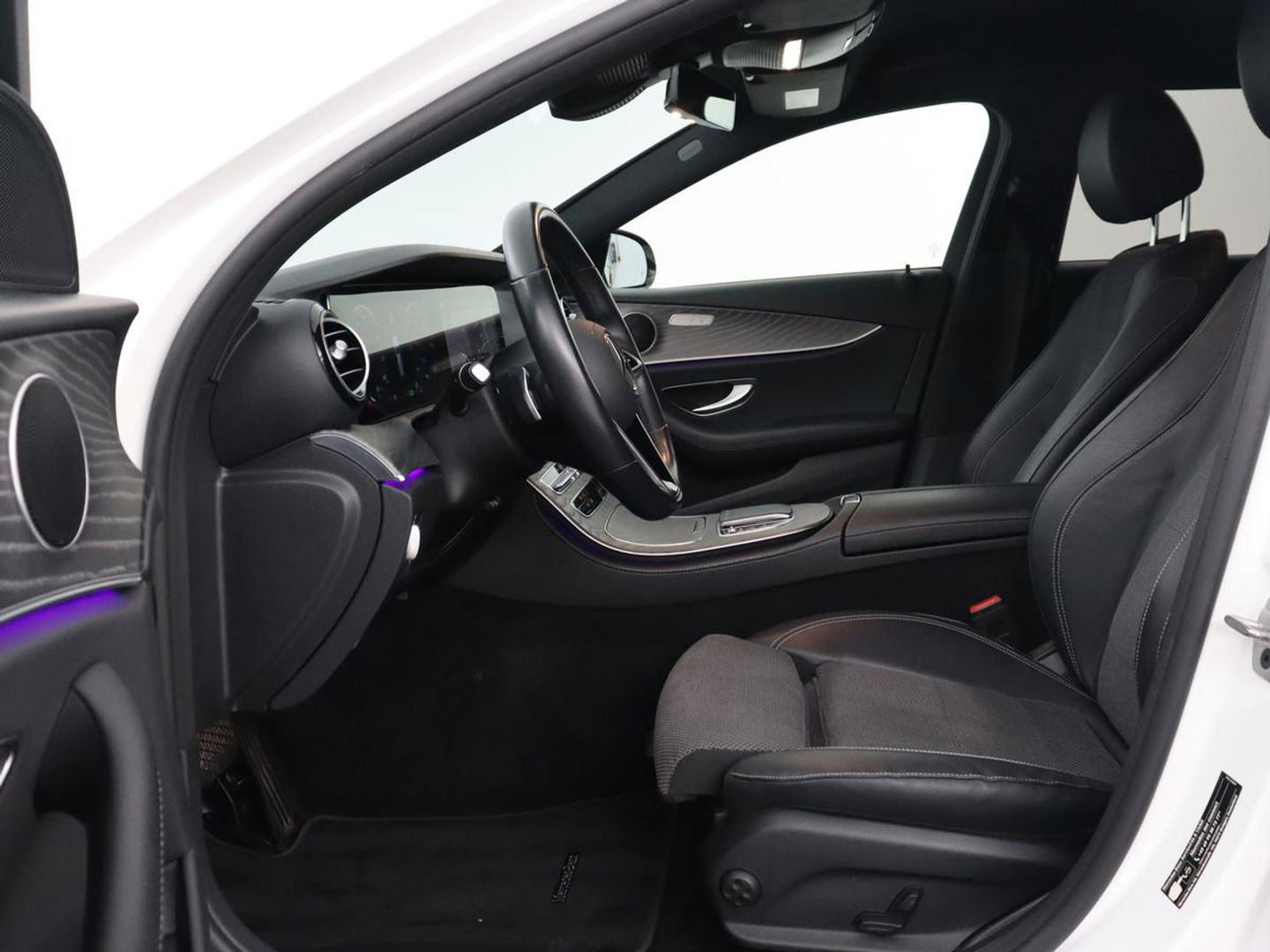 Mercedes-Benz E-Klasse 300e Avantgarde | Adaptive cruise | Stoelverwarming | 360 Camera | Carplay | Trekhaak | Sfeerverlichting | Half leder | Navigatie | Widescreen | Full LED | PHEV | Plug In