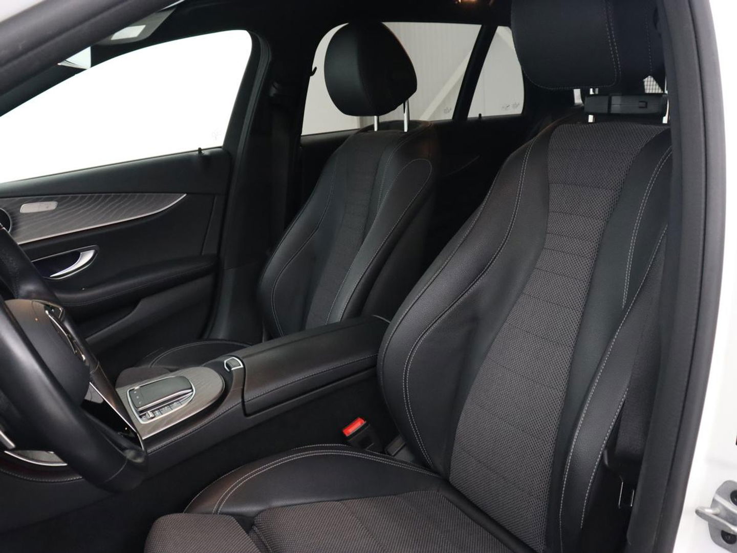 Mercedes-Benz E-Klasse 300e Avantgarde | Adaptive cruise | Stoelverwarming | 360 Camera | Carplay | Trekhaak | Sfeerverlichting | Half leder | Navigatie | Widescreen | Full LED | PHEV | Plug In