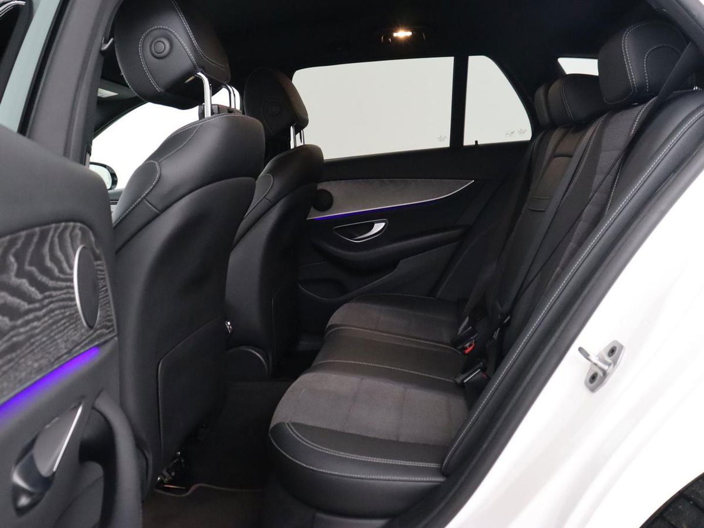 Mercedes-Benz E-Klasse 300e Avantgarde | Adaptive cruise | Stoelverwarming | 360 Camera | Carplay | Trekhaak | Sfeerverlichting | Half leder | Navigatie | Widescreen | Full LED | PHEV | Plug In
