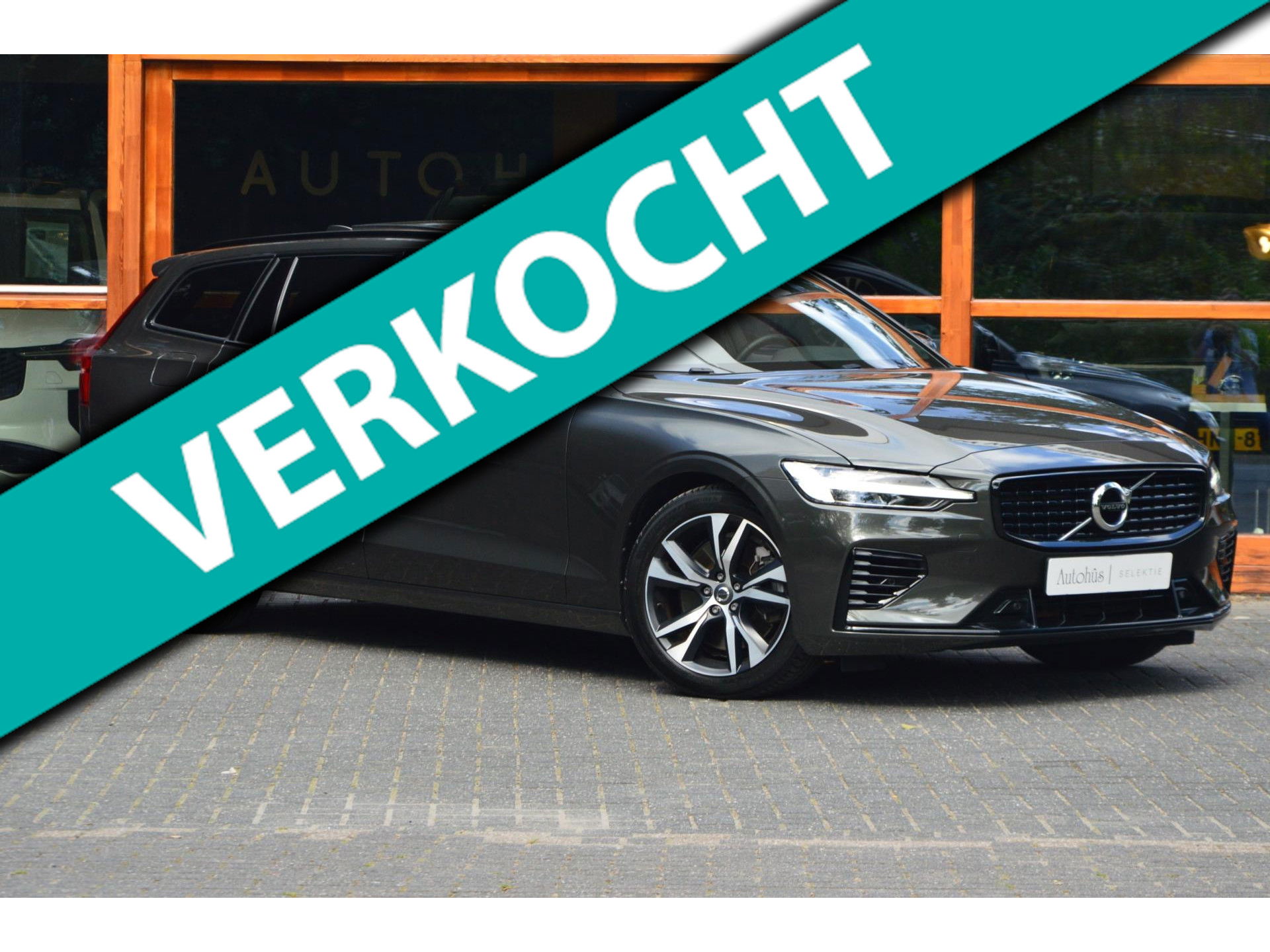 Volvo V60 T6 Recharge AWD R-Design Long Range | Panoramadak | Stuur + Stoel Verwarmd | Pilot Assist | Apple CarPlay | Camera |