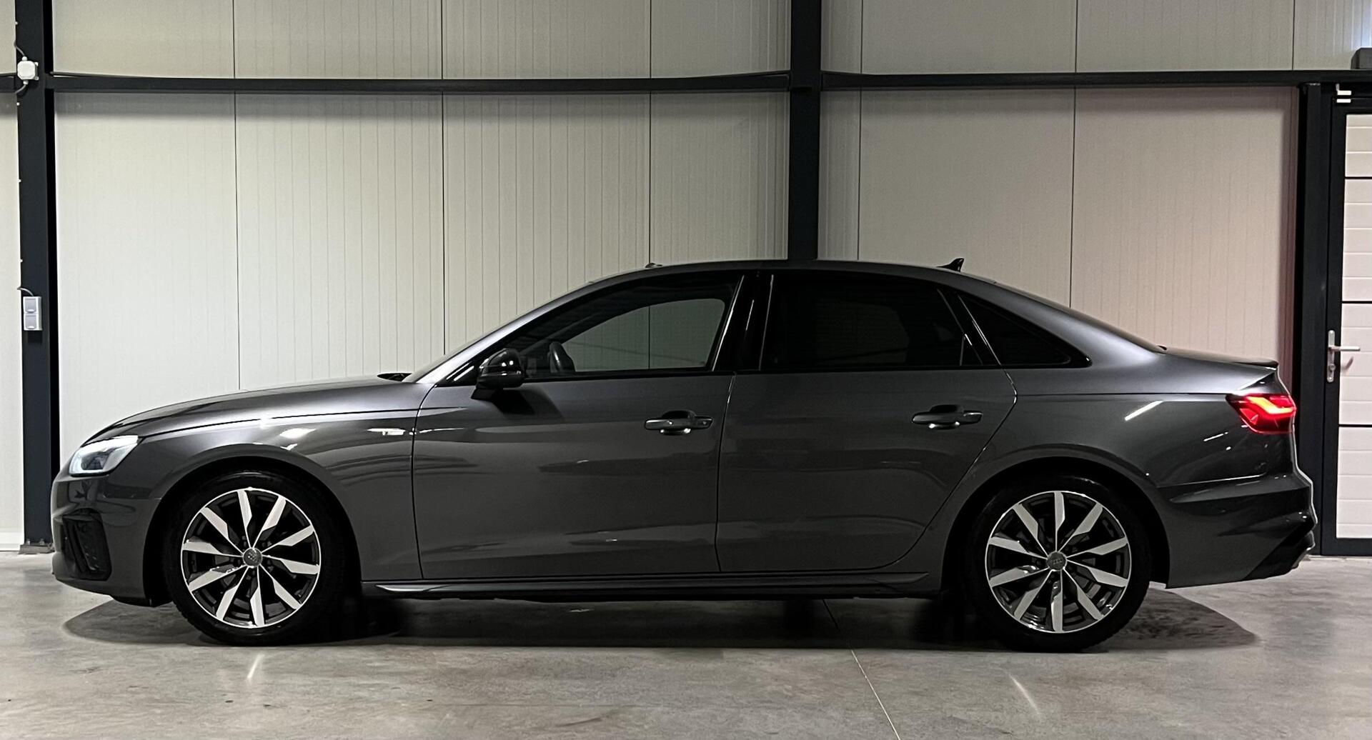 Audi A4 Limousine 35 TFSI S-line Competition Pano Sfeer NAP