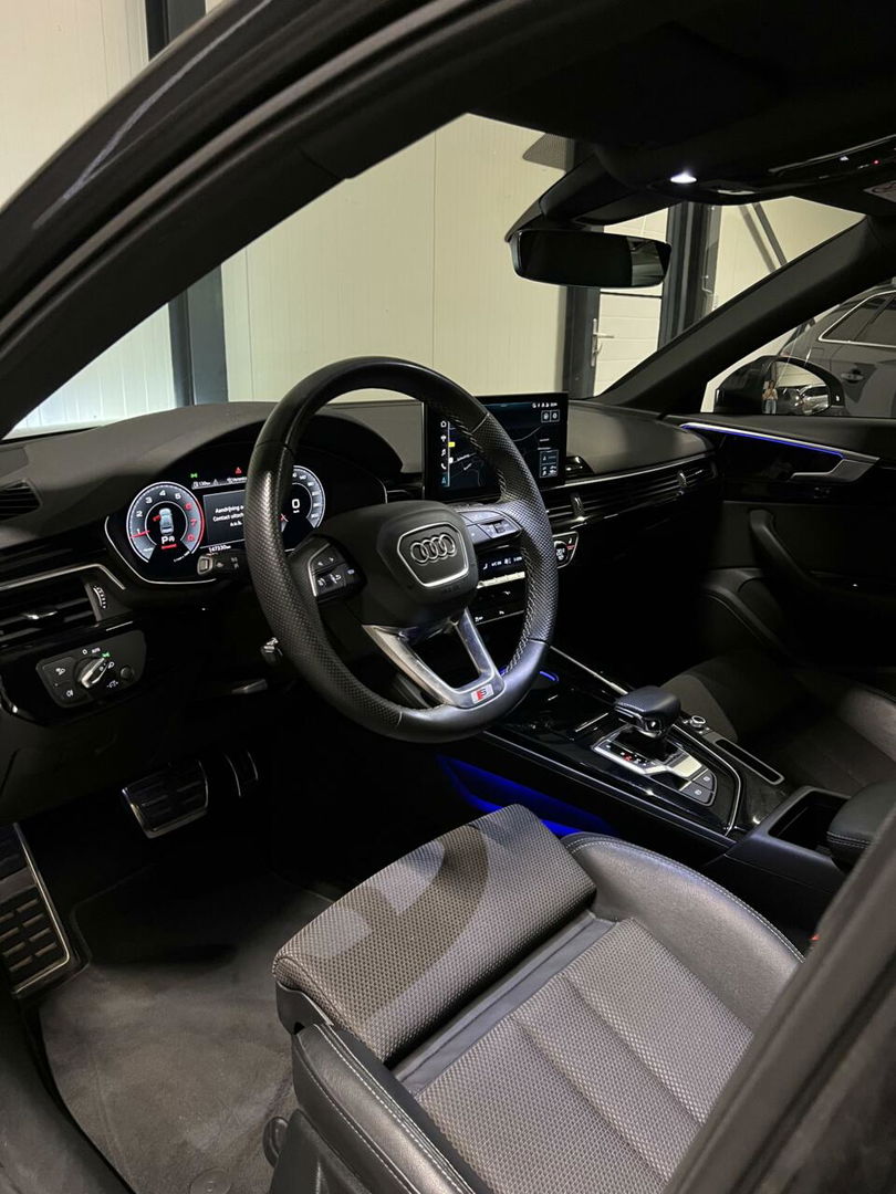 Audi A4 Limousine 35 TFSI S-line Competition Pano Sfeer NAP