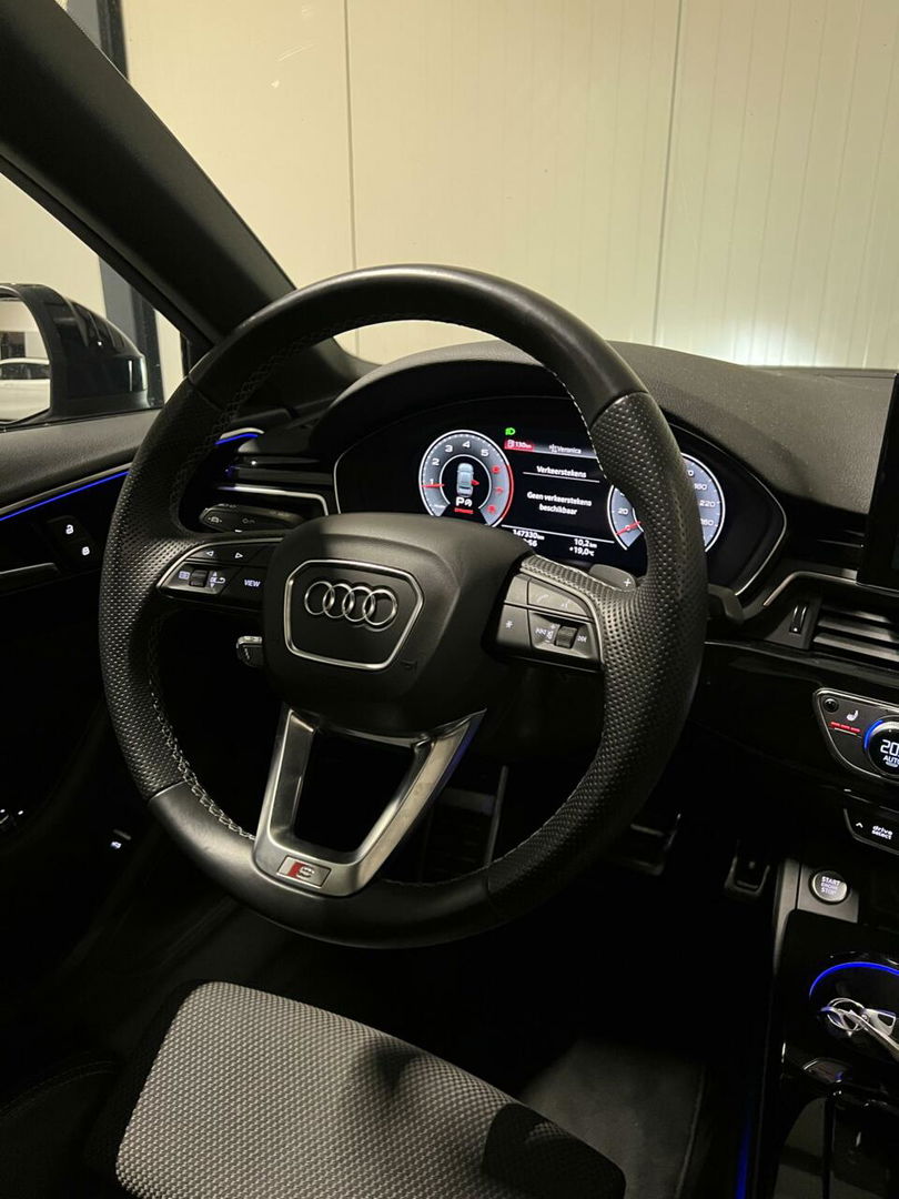 Audi A4 Limousine 35 TFSI S-line Competition Pano Sfeer NAP