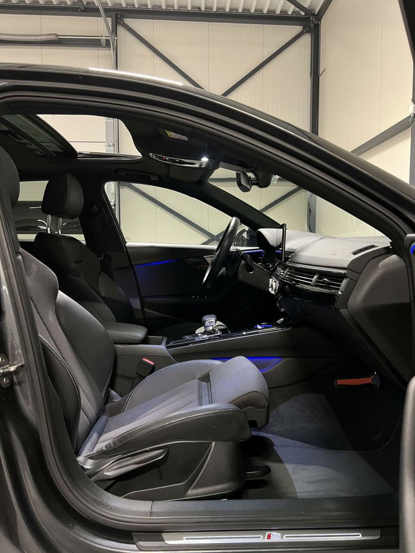 Audi A4 Limousine 35 TFSI S-line Competition Pano Sfeer NAP