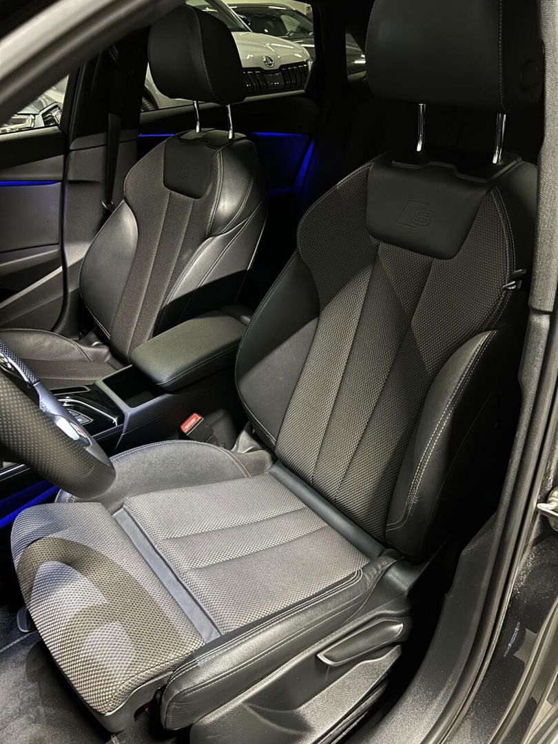 Audi A4 Limousine 35 TFSI S-line Competition Pano Sfeer NAP