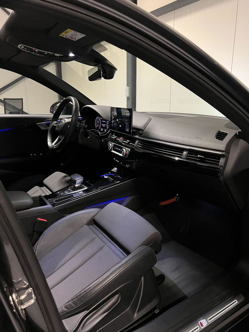 Audi A4 Limousine 35 TFSI S-line Competition Pano Sfeer NAP