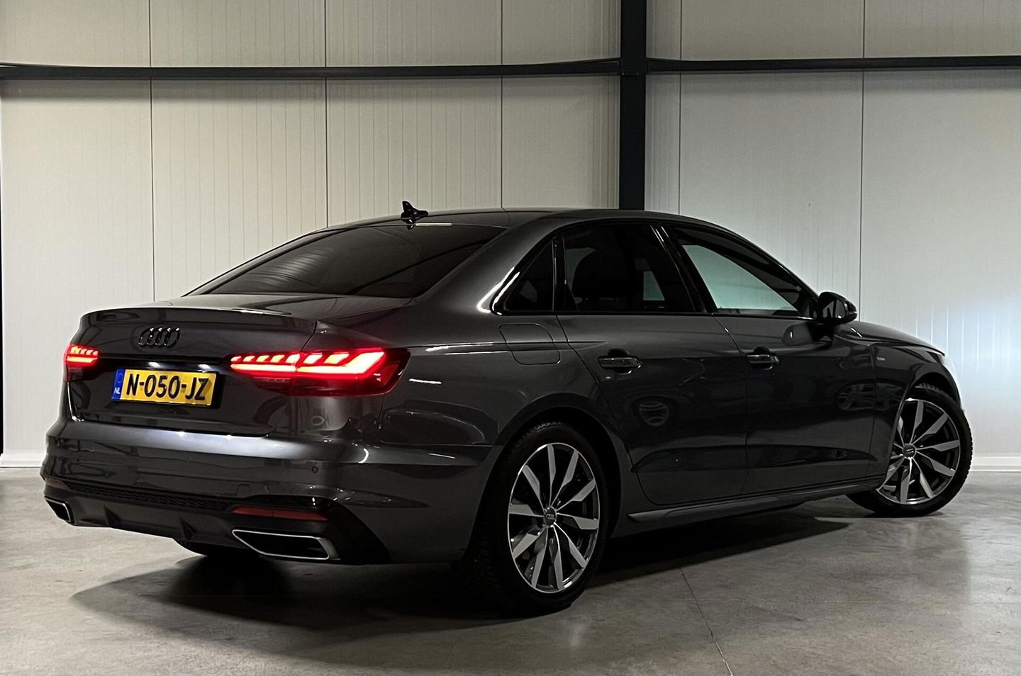 Audi A4 Limousine 35 TFSI S-line Competition Pano Sfeer NAP