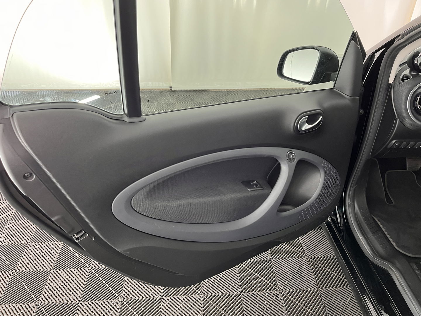 Smart Fortwo EQ Business Solution 18 kWh [3-Fase] ( SOH-93%) Aut. *PANO | LUXURY-LEATHER | NAVI-FULLMAP | CAMERA | HEATED-COMFORTSEATS | AIRCO | CRUISE | AMBIENT-LIGHT | 15''ALU*